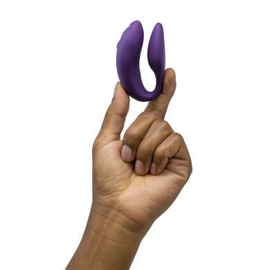 Смарт-вібратор для пар We-Vibe Chorus Purple, сенсорне керування вібраціями стисненням пульта &mdash; купити в інтим-бутику EroticToys