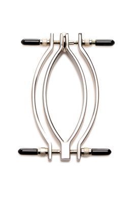 Затискач для статевих губ Master Series: Pussy Tugger Adjustable Vagina Clamp with Chain &mdash; купити в інтим-бутику EroticToys