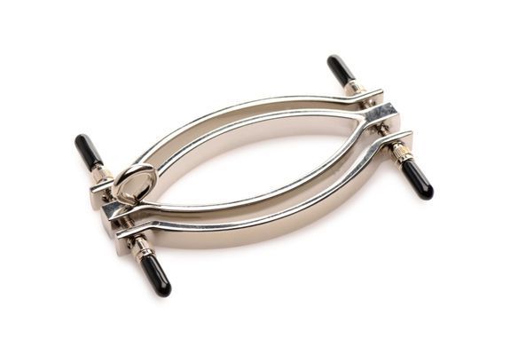 Затискач для статевих губ Master Series: Pussy Tugger Adjustable Vagina Clamp with Chain &mdash; купити в інтим-бутику EroticToys