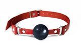 Замовити анонімно: Кляп силіконовий Feral Feelings Silicon Ball Gag Red/Black, червоний ремінець, чорна кулька