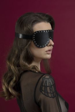 Маска на очі з заклепками Feral Feelings - Blindfold Mask, натуральна шкіра, чорна &mdash; купити в інтим-бутику EroticToys