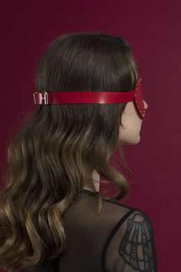 Маска на очі з заклепками Feral Feelings - Blindfold Mask, натуральна шкіра, червона &mdash; купити в інтим-бутику EroticToys
