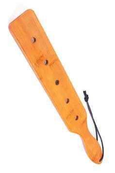 Падл Fetish Tentation &mdash; Paddle 5 Holes Bamboo, упакований у ПЕ пакет &mdash; купити в інтим-бутику EroticToys